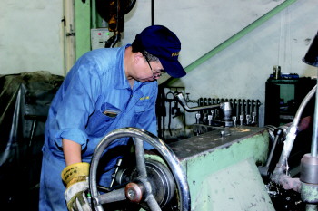凯斯达机械工人专注于生产机械零部件,严把生产质量关