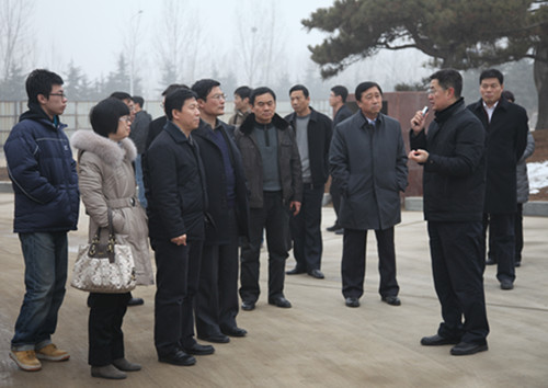 市经信委主任赵士斌,高新区党工委副书记,管委会主任董信江陪同考察.